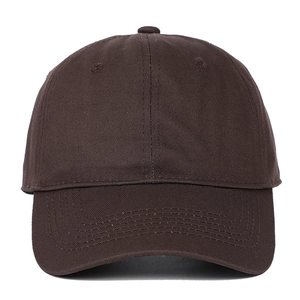 Dettaglio cappellino da baseball in cotone marrone scuro a 6 pannelli con occhielli ricamati