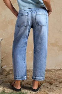 Vue arrière du pantalon en jean bleu clair à jambes larges avec grandes poches arrière