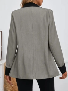 Vue arrière du blazer gris ajusté avec détails contrastés noirs sur les poignets