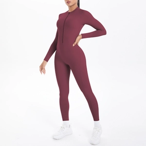 Detail eines burgunderroten Langarm-Yoga-Bodysuits mit Reißverschluss und Slim-Fit-Schnitt