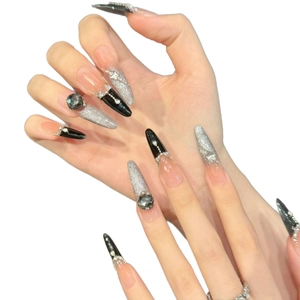 Elegante lange Stiletto-Kunstnägel mit schwarzen French-Tips und silbernem Cat-Eye-Glitzer