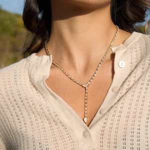 Détail du collier lasso en Y plaqué or 18 carats avec cristaux de zircone de coupe baguette