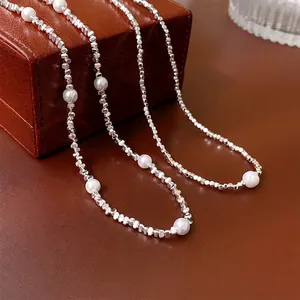 Collier chic en perles carrées argentées et perles blanches sur boîte en cuir