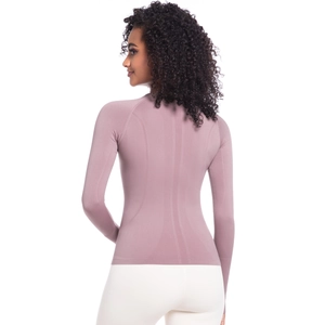Dettaglio maglia yoga a maniche lunghe senza cuciture con cuciture snellenti