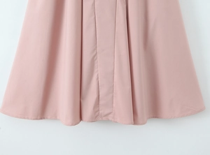 Détail de l'ourlet de la robe rose avec design plissé élégant et tissu fluide