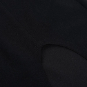 Gros plan détaillé des coutures et de la texture du tissu sur une robe de soirée noire