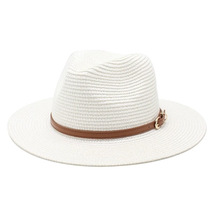 Weiße Strohhut Fedora mit braunem Lederband und goldener Metallschnalle für den Sommer