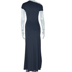 Detailansicht des eleganten asymmetrischen Schlitzes und des schwarzen Strickstoffs