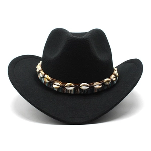 Chapeau de cowboy en feutre noir avec ruban bohème coloré et véritables coquillages