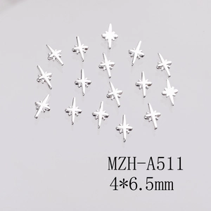 Détail macro de breloques étoiles en métal argenté 4x6.5mm pour nail art poli