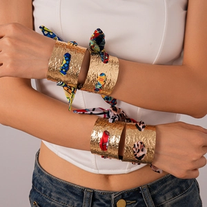 Set di bracciali rigidi dorati martellati con nastri di foulard decorativi da donna
