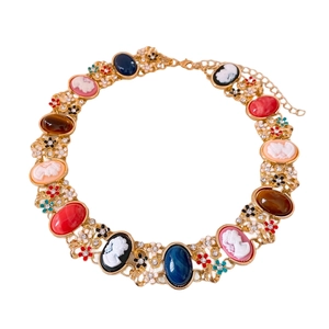 Collier vintage français avec pendentifs camée colorés et strass sur base en métal doré