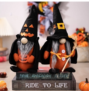 Dettaglio di gnomi di Halloween in peluche con zucca e scopa su libri in scena di casa