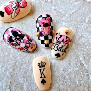Détail de stickers nail art 5D avec ours roses, damiers et clous dorés métalliques