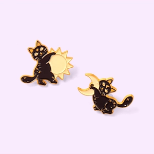 Détails des épinglettes de chat en émail avec motifs de soleil et croissant de lune