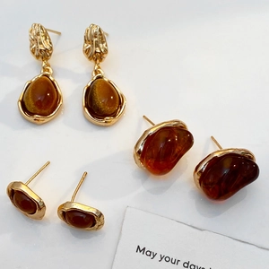 Set aus drei Paar Vintage-Tigeraugen-Ohrringen mit bernsteinfarbenen Steinen und Goldrand