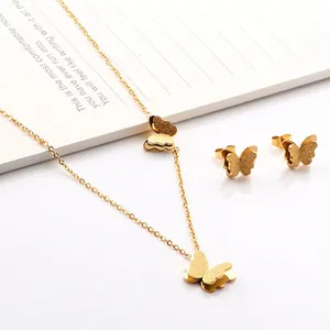 Parure de bijoux papillon dorée avec collier et boucles d'oreilles assorties élégantes