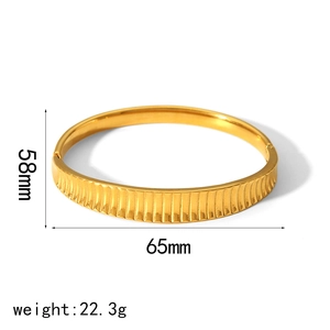 Detailansicht der 18k vergoldeten Edelstahl-Manschette mit 65mm Durchmesser und 22,3g Gewicht