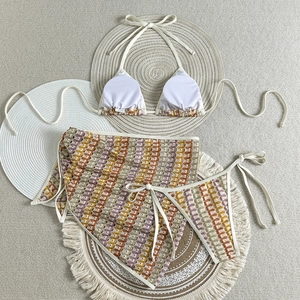 Ensemble bikini crochet trois pièces bohème avec jupe en maille à rayures colorées