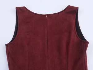 Détail du dos de la robe en tweed bordeaux avec fermeture éclair invisible et tissu