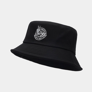 Dettaglio di un cappello da pescatore in cotone nero con logo circolare bianco e cuciture