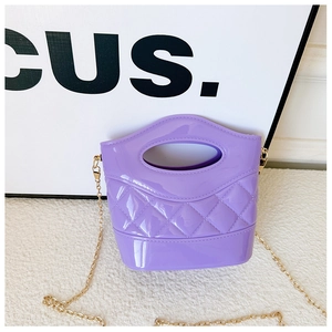 Dettaglio della mini borsa a secchiello viola in gelatina con trama a rombi e catena