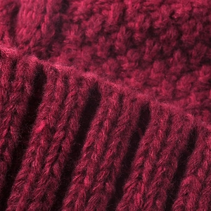 Berretto invernale in maglia bordeaux con trama a costine e caldo motivo jacquard