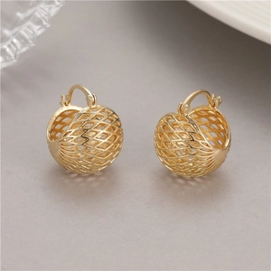 Elegante gouden holle geometrische bolvormige oorbellen met fijn gaaspatroon