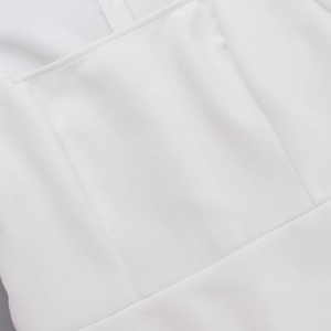 Vue détaillée de la robe blanche montrant le col carré et les coutures à la taille