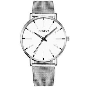 Gros plan d'une montre Geneva argentée avec cadran blanc et bracelet en maille d'acier