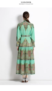 Vue de dos d'une robe longue à manches longues avec imprimé paisley et ceinture assortie
