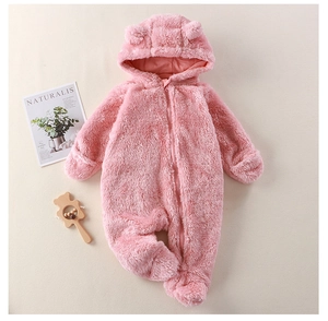 Detail eines rosa Baby-Fleece-Einteilers mit Bärenohren-Kapuze und geschlossenen Füßen