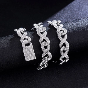 Détail du bracelet gourmette hip hop avec symboles infini et fermoir pavé de strass