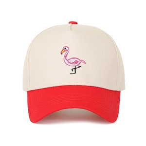 Detail der Flamingo-Stickerei auf der creme-roten Kontrast-Baseballkappe für Damen