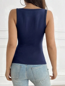 Εφαρμοστό σκούρο μπλε αμάνικο Y2K crop top με στρογγυλή λαιμόκοψη, πίσω όψη σε μοντέλο