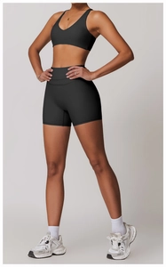 Gros plan sur le tissu élastique respirant du soutien-gorge de sport noir et du short serré