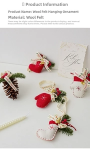 Dettaglio di calze e guanti natalizi in feltro di lana con decorazioni festive rosse