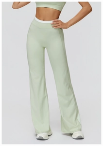 Détail du pantalon de yoga évasé à taille haute avec ceinture contrastée et fini mat