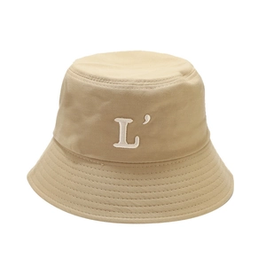 Bob classique beige en coton avec broderie L blanche et design minimaliste élégant
