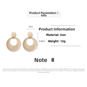 Detail of hollow round earrings with size 5x6.8cm and 12g weight specifications