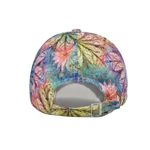 Détail de casquette avec imprimé feuilles colorées, fils dorés et boucle en métal réglable