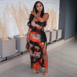 Enges Maxikleid mit Neckholder, Beinschlitz und abstraktem Tie-Dye-Muster in Orange