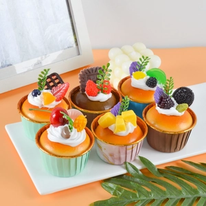 Σετ 6 ρεαλιστικά τεχνητά cupcakes με ποικιλία φρούτων σε λευκό δίσκο σερβιρίσματος