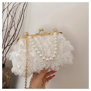 Détail du sac à fleurs 3D en dentelle blanche avec perles et chaîne en métal doré