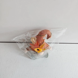 Nahaufnahme eines leuchtenden Thanksgiving-Zwergs mit Ahornblatt und Sonnenblume