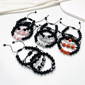 Set sportlicher Perlenarmbänder mit Baseball Fußball Basketball und Billardkugel Design