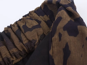 Dettaglio dei pantaloni harem leopardati con polsini elastici e trama leggera in chiffon