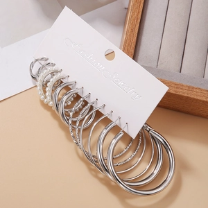 Makroaufnahme von 6-Paar Silber-Creolen-Set mit gedrehten Details und Perlen auf weißer Karte