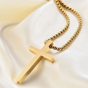 Collier avec pendentif croix 45mm en acier inoxydable doré sur un fond en soie blanche