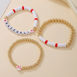 Détails macro de perles dorées et ensemble de bracelets baseball en argile avec lettres